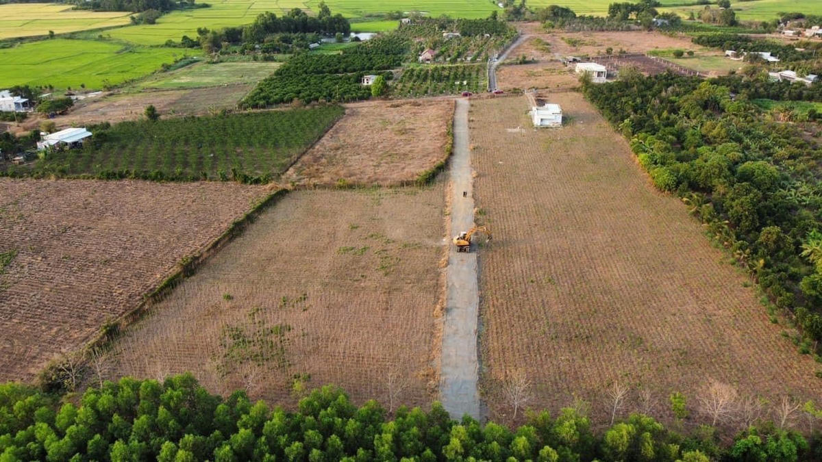 Một khu đất khác tại thị trấn Đất Đỏ, chủ đất đã tiến hành làm đường giao thông để xin tách thửa, phân lô bán để kiềm lời.