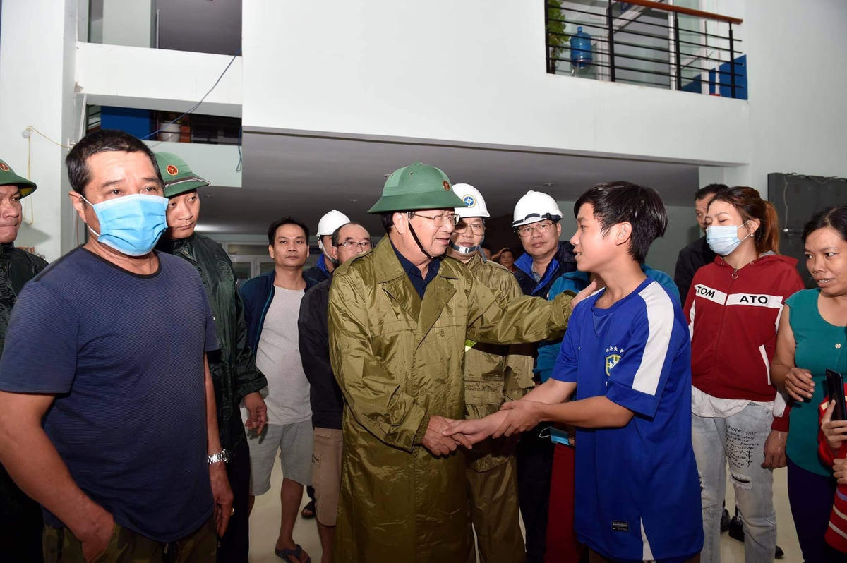 Phó Thủ tướng Trịnh Đình Dũng kiểm tra công tác phòng, chống bão số 9