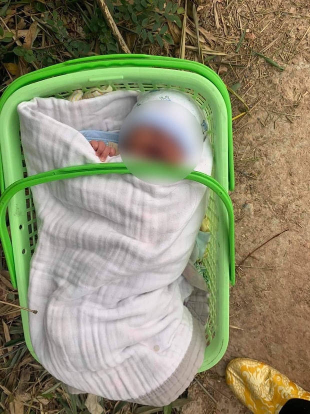 Cháu bé bị mẹ bỏ trước cổng chùa Khánh Long (Hà Nam).
