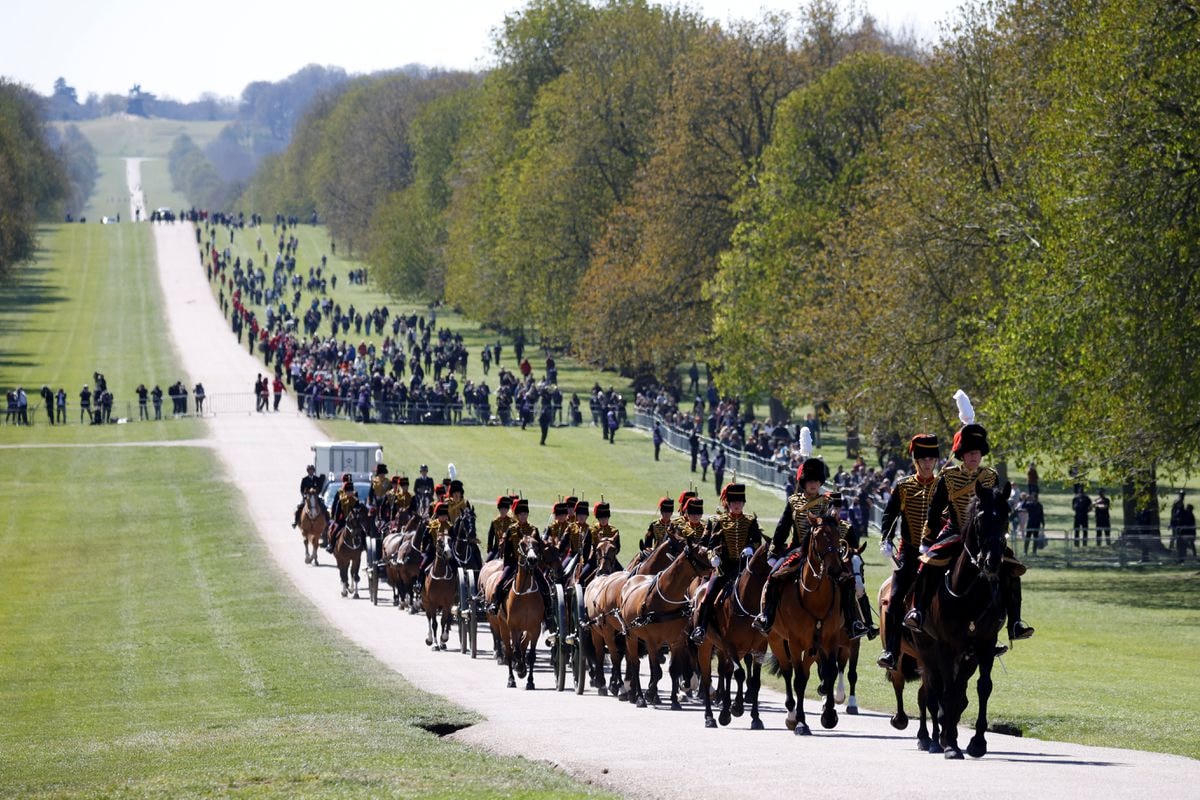 Các thành viên của đội Pháo binh Ngựa Hoàng gia The Kings Troop có mặt tại Lâu đài Windsor.