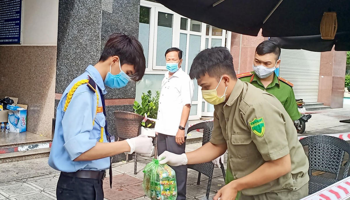 Bảo vệ chung cư Thái An 2 đeo găng tay, khẩu trang tiếp nhận hàng hoá đưa lên tận phòng cho cư dân.