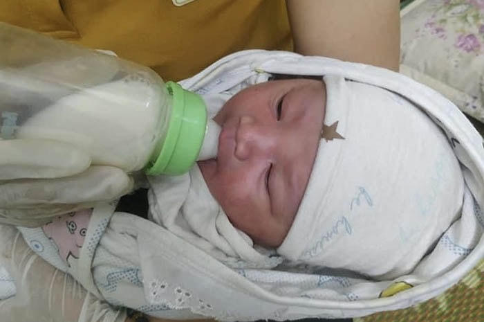 Chính quyền địa phương đã tạm giao bé trai bị bỏ rơi ở thôn Lương Xá Bắc, xã Kim Liên, huyện Kim Thành cho 1 gia đình chăm sóc.