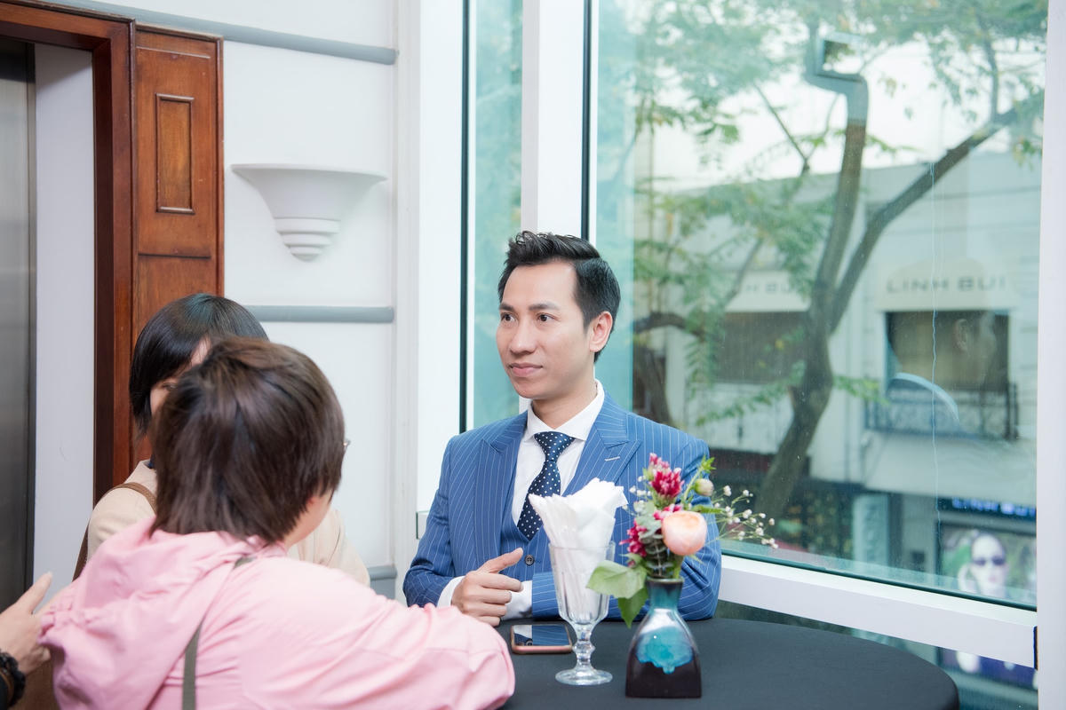 Ca sĩ Lê Anh Dũng trả lời phỏng vấn các nhà báo.