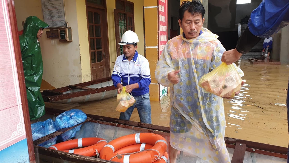 Nhà báo Hải Âu cùng CLB cứu hộ xuồng hơi PVC chở 2000 suất cơm và áo phao đi vào cứu trợ bà con tại xã Lộc Thủy, huyện Lệ Thủy, Quảng Bình.