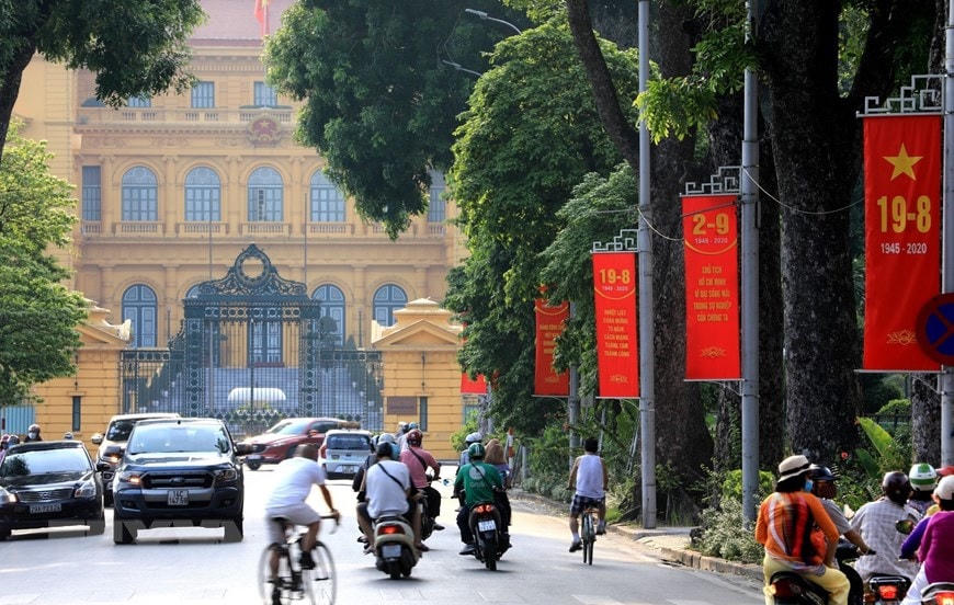 [ẢNH] Hà Nội trang hoàng rực rỡ cờ hoa chào mừng 75 năm Quốc khánh 2-9