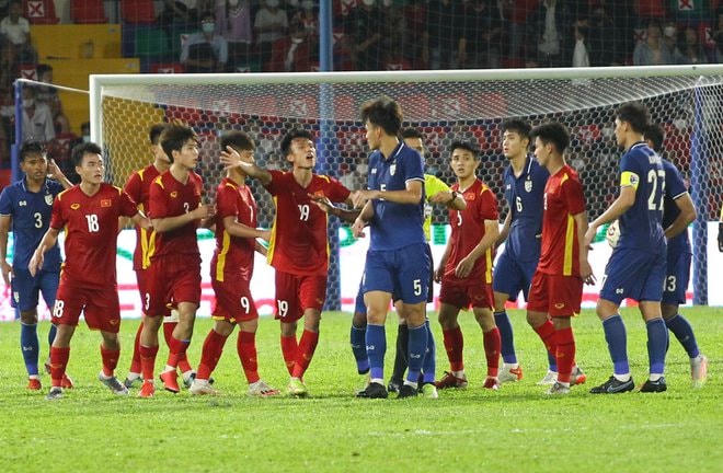 Trận đấu trở nên nóng vào những phút cuối sau những pha phạm lỗi.