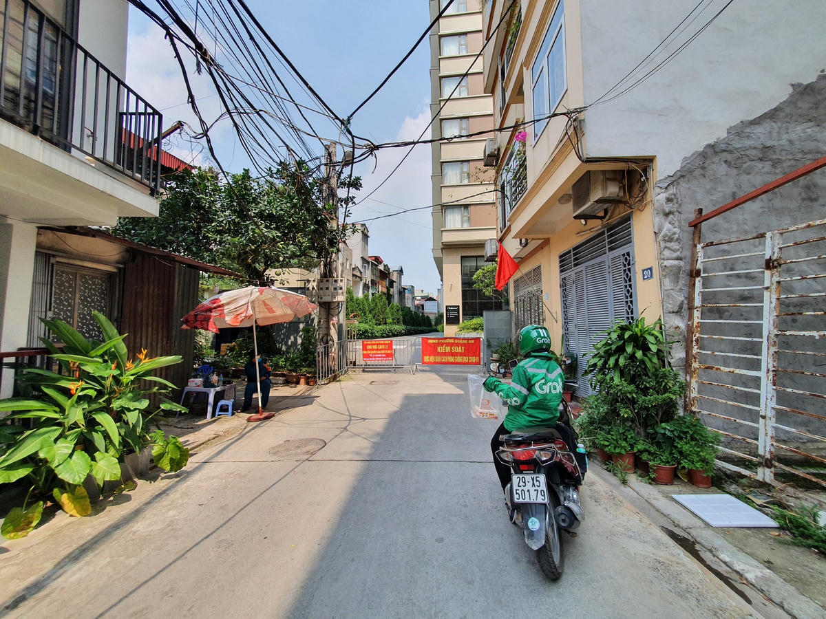 Chung cư Oakwood Residences (số 17 ngõ 35 Đặng Thai Mai, phường Quảng An, quận Tây Hồ) cũng bị phong tỏa tạm thời do liên quan đến ca nhiễm của bệnh nhân anh K.M. (người nước ngoài), 30 tuổi.