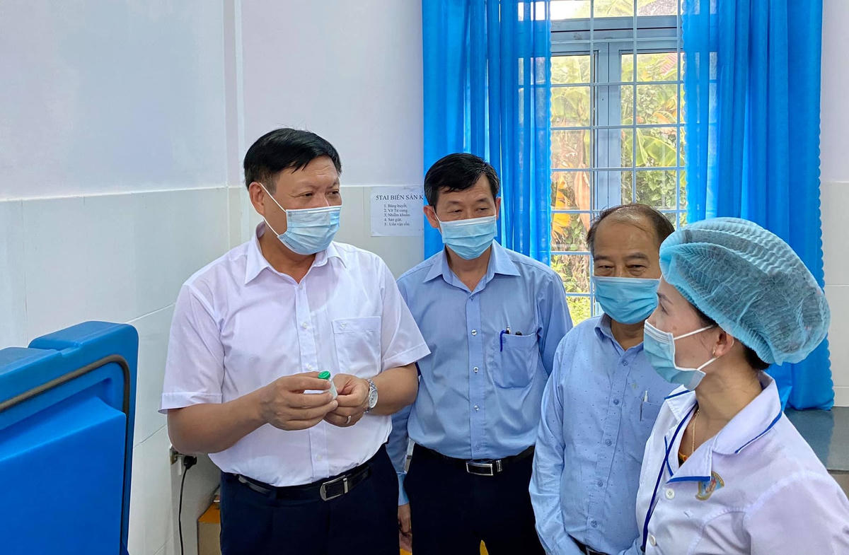 Thứ trưởng Đỗ Xuân Tuyên kiểm tra vaccine bạch hầu.