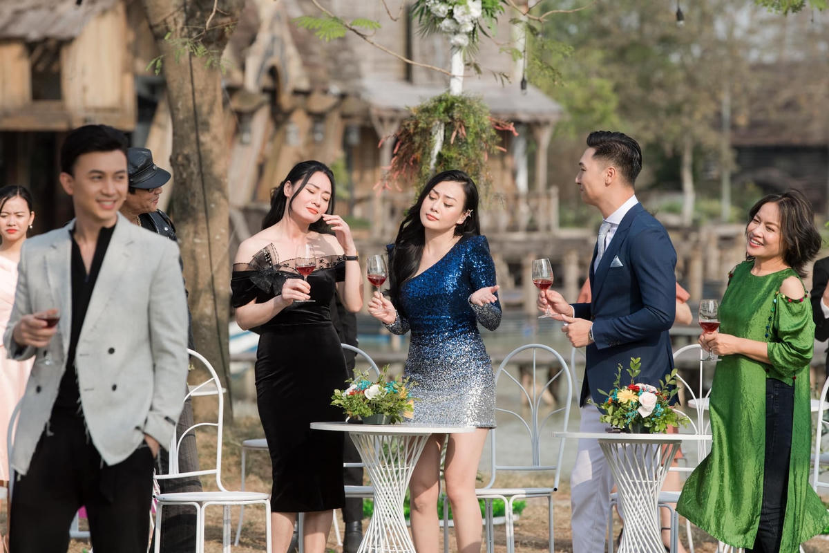 "Mẹ chồng" Thu Phương cũng được khen trẻ trung không kém gì "con dâu" Phương Oanh.
