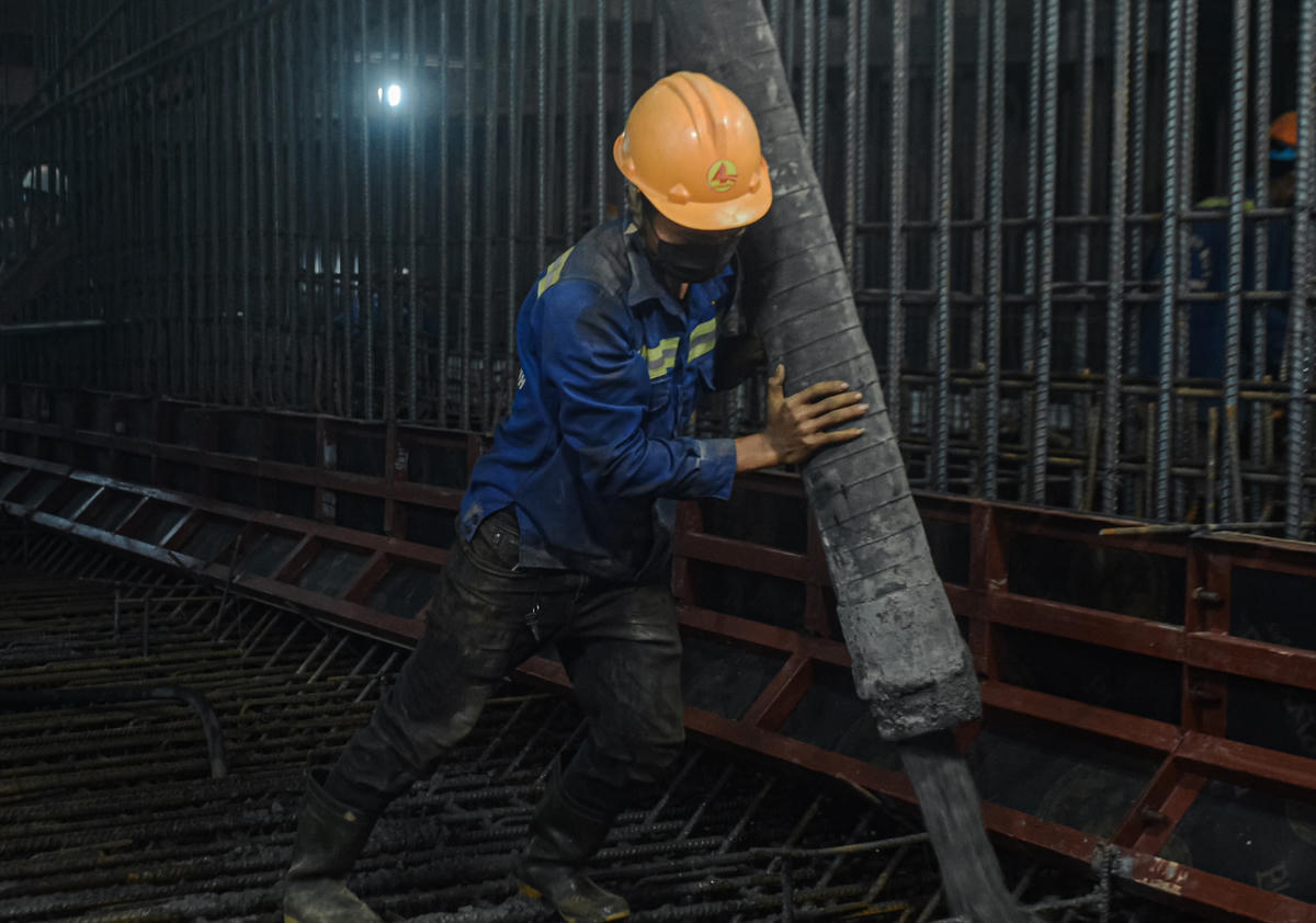 Công nhân đang đổ bê tông phần bệ hầm kín đầu tiên của dự án.