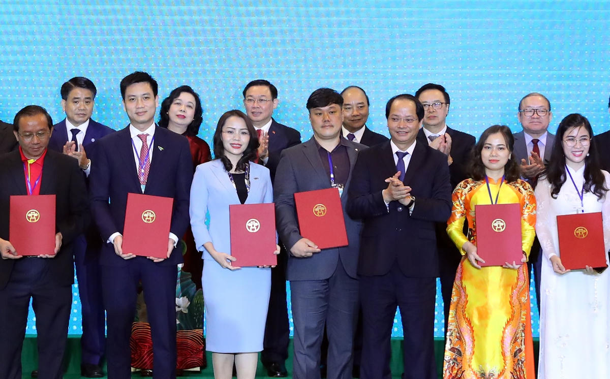 Bà Hương Trần Kiều Dung, Phó Chủ tịch thường trực Tập đoàn FLC và ông Bùi Quang Dũng, Phó Tổng Giám đốc Bamboo Airways nhận MOU về lĩnh vực văn hóa – xã hội, du lịch.