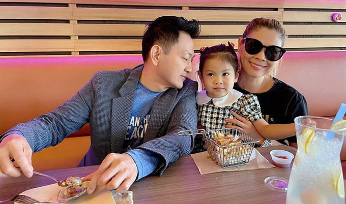 "Búp bê" Thanh Thảo hạnh phúc bên chồng và con gái. Trước đây, nữ ca sĩ từng đăng status ẩn ý về sự "kết thúc" khiến nhiều người cho rằng hôn nhân của cô và ông xã Việt kiều trục trặc. Bà mẹ nổi tiếng sau đó lên tiếng phủ nhận.