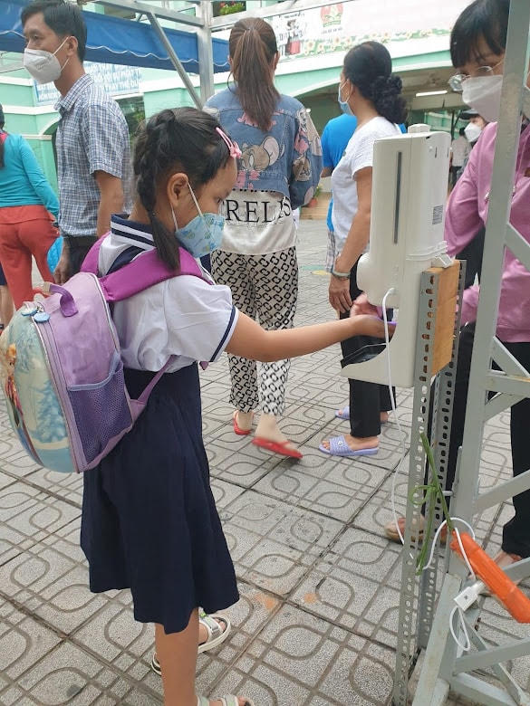 Các em được hướng dẫn rửa tay sát khuẩn thường xuyên khi tới trường.