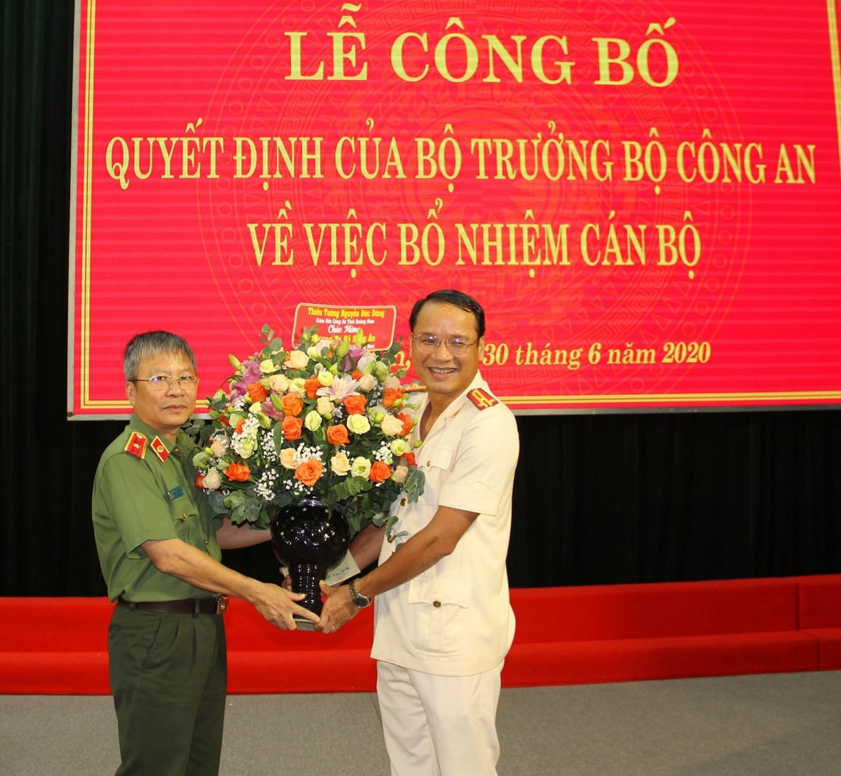 Thiếu tướng Nguyễn Đức Dũng, Giám đốc Công an tỉnh chúc mừng Thượng tá Ân.