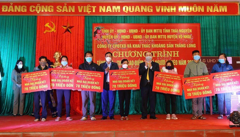 Chủ tịch Ủy ban MTTQ tỉnh và lãnh đạo Công ty CP Đầu tư xây dựng và Khai thác khoáng sản Thăng Long trao tiền hỗ trợ xây nhà Đại đoàn kết cho các hộ nghèo.