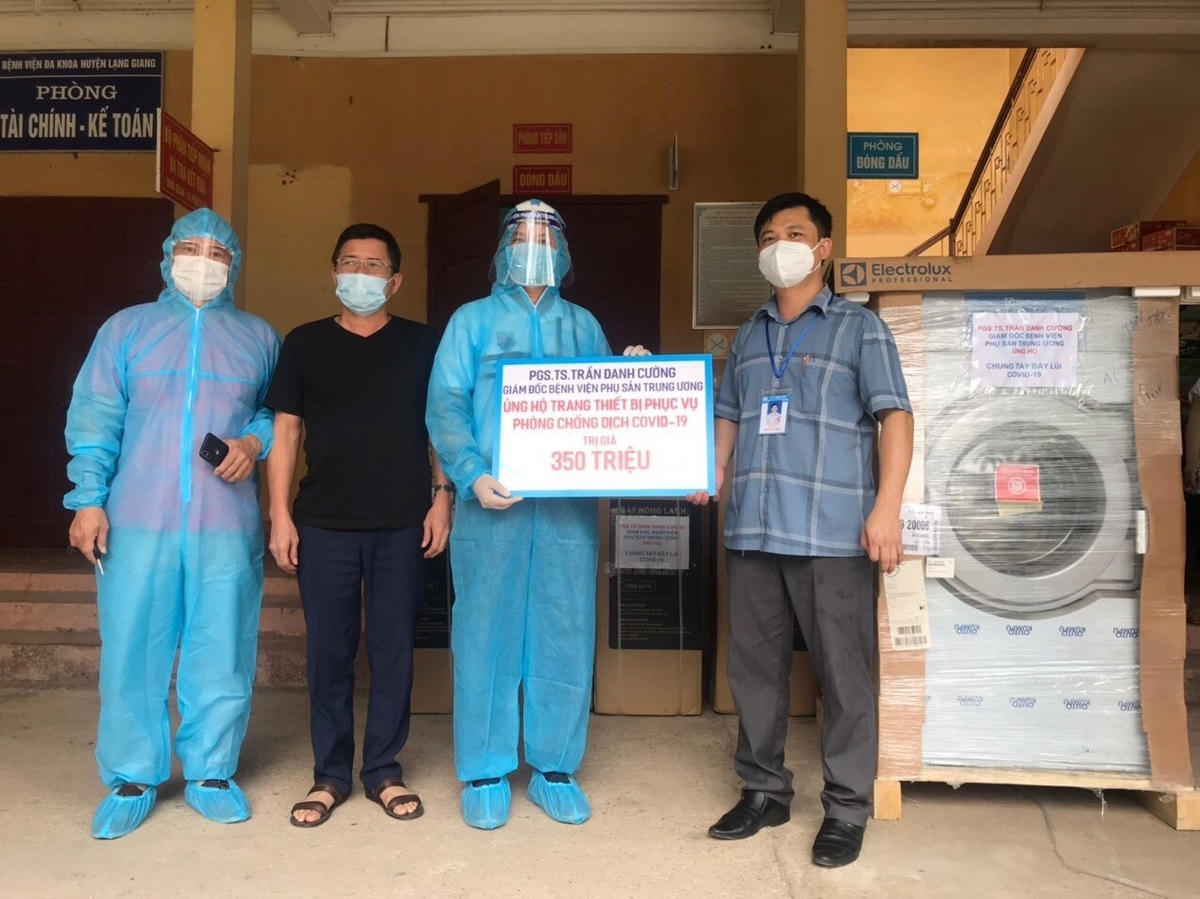 Trao tặng thiết bị y tế và các trang thiết bị phục vụ phòng, chống dịch cho Bệnh viện Phổi tỉnh Bắc Giang và Trung tâm y tế huyện Lạng Giang, Bắc Giang.