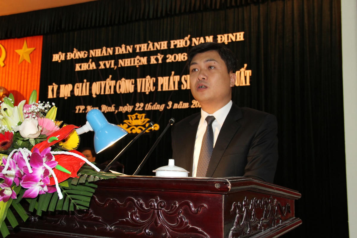 Tân Chủ tịch UBND TP Nam Định Phạm Duy Hưng phát biểu nhận nhiệm vụ.