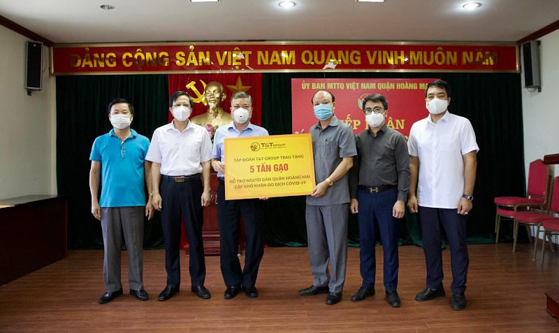 Phó Chủ tịch kiêm Tổng thư ký Hanoisme Mạc Quốc Anh cùng Phó Tổng giám đốc Tập đoàn T&T Nguyễn Tất Thắng và Giám đốc truyền thông tập đoàn T&T Ngô Minh Giang trao tặng quà cho quận Hoàng Mai.