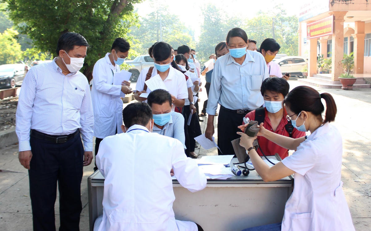 Người tham gia tiêm vaccine thực hiện nghiêm túc các quy trình khám sàng lọc trước khi tiêm.