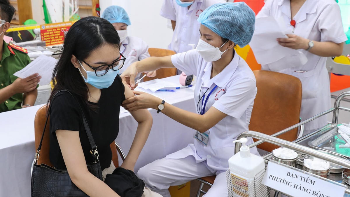 Người dân được tiêm phòng vaccine Covid-19. Ảnh: Quang Vinh. 