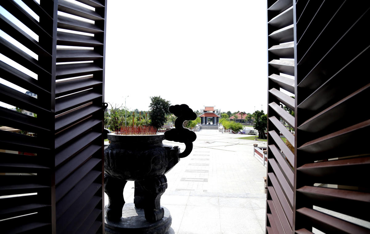 Lư hương uy nghi phía trước đền chính nhìn ra toàn cảnh của đền thờ Vua Hùng. 