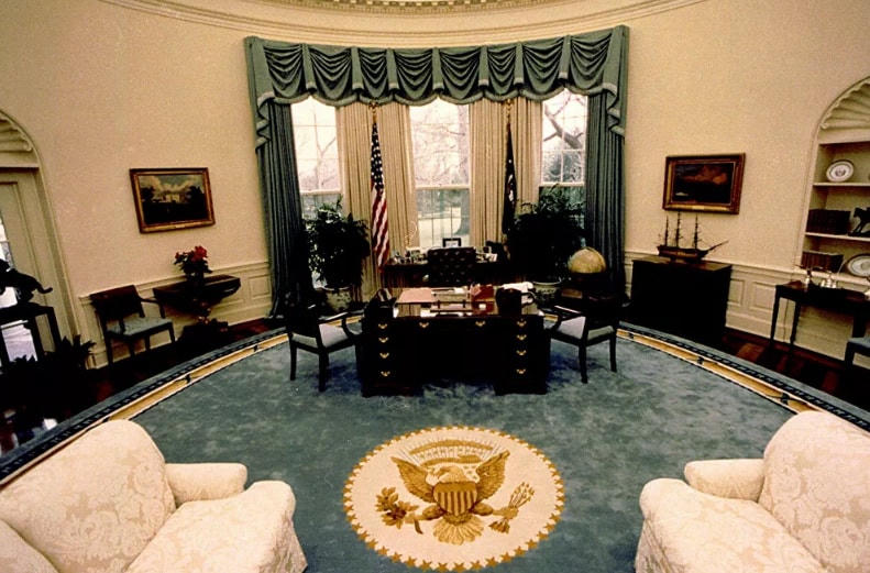 Phòng Bầu dục của Tổng thống George HW Bush tại Nhà Trắng qua tấm ảnh lưu trữ ngày 22/1/1990 do Nhà Trắng công bố. Cựu Tổng thống Bush trang trí lại Phòng Bầu dục bao gồm một tấm thảm mới với Con dấu Tổng thống bằng vàng, rèm mới, bàn cà phê và hai chiếc ghế bành cao. Các tổng thống thường đặt những dấu ấn riêng của họ vào Phòng Bầu dục trong nhiệm kỳ của họ.