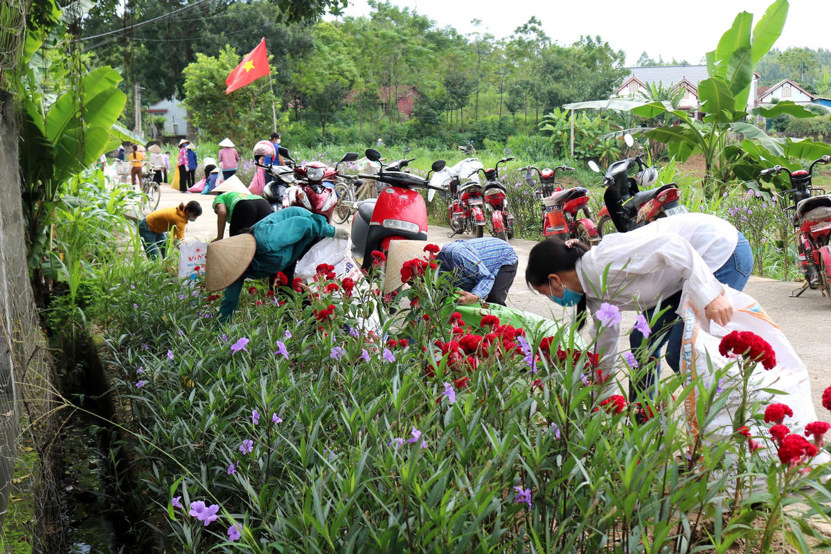 Mô hình khu dân cư sáng, xanh, sạch, đẹp đã huy động được sự tham gia tích cực của người dân. Ảnh: Hà Minh