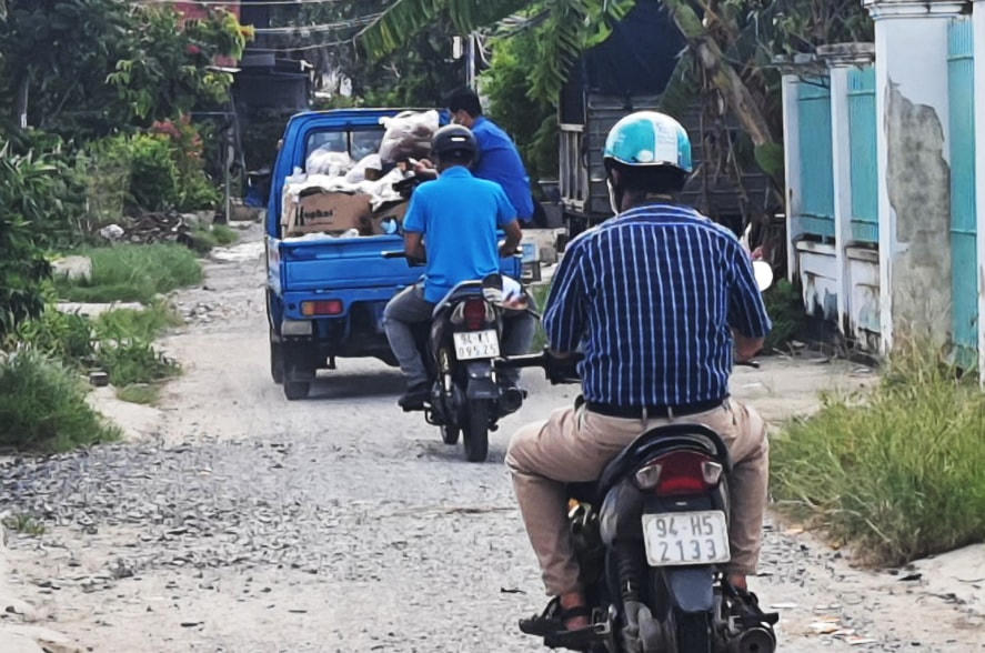 Chuyến xe nghĩa tình len lỏi từng con phố, hẻm nhỏ đến tận nơi trao những phần quà hỗ trợ bà con nghèo.