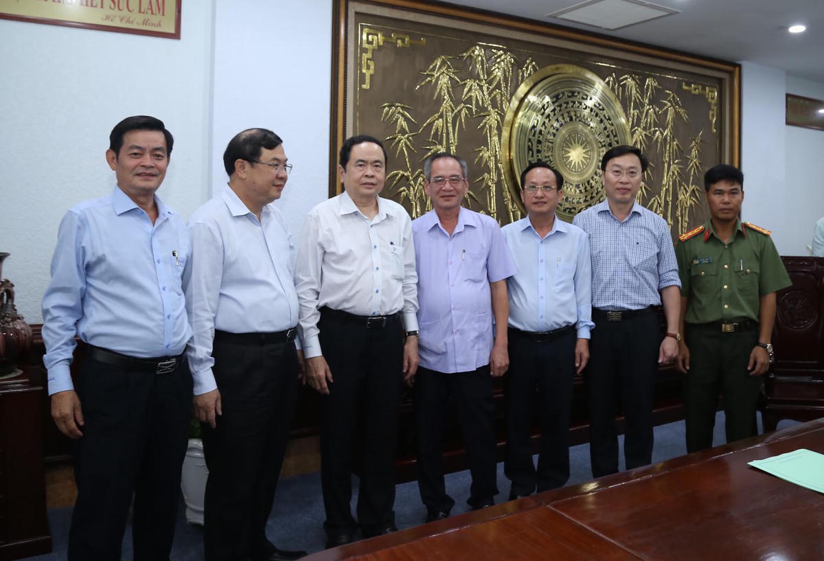 Chủ tịch Trần Thanh Mẫn trao đổi với các đại biểu bên lề buổi làm việc.