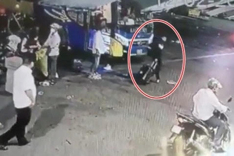 Sau khi xuống xe khách, Nghĩa lấy hành lý đứng một lát rồi kéo vali đi. Ảnh: Chụp từ camera an ninh tại Bến xe Miền Đông.