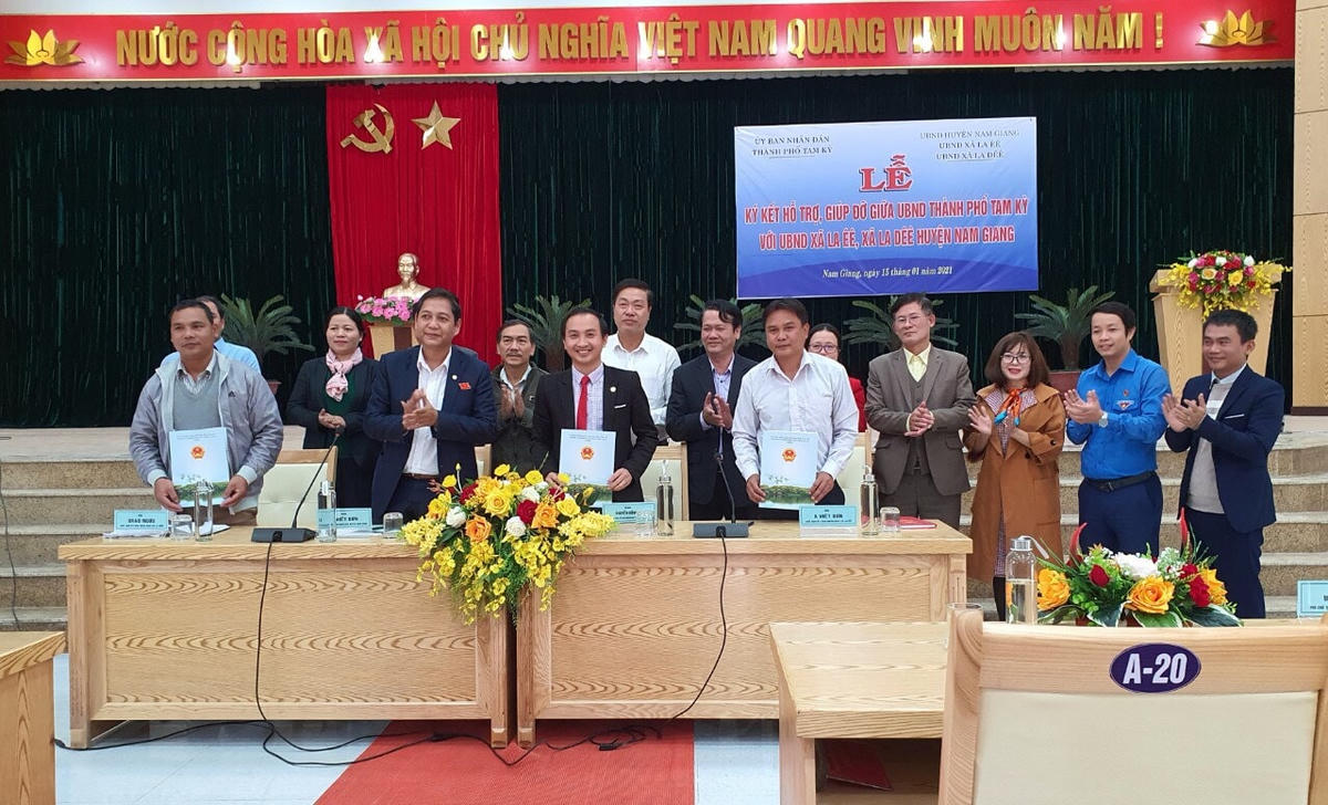 Lễ ký kết Bản ghi nhớ hỗ trợ của Tam Kỳ với xã La Dêê, xã La Êê.