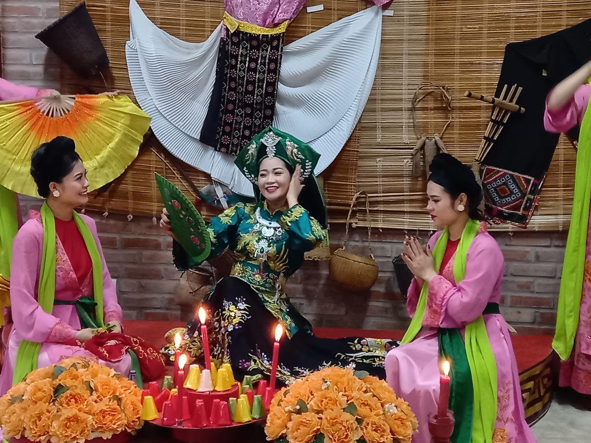 Một tiết mục hầu đồng, hát chầu văn tại Làng Văn hóa du lịch các dân tộc Việt Nam.