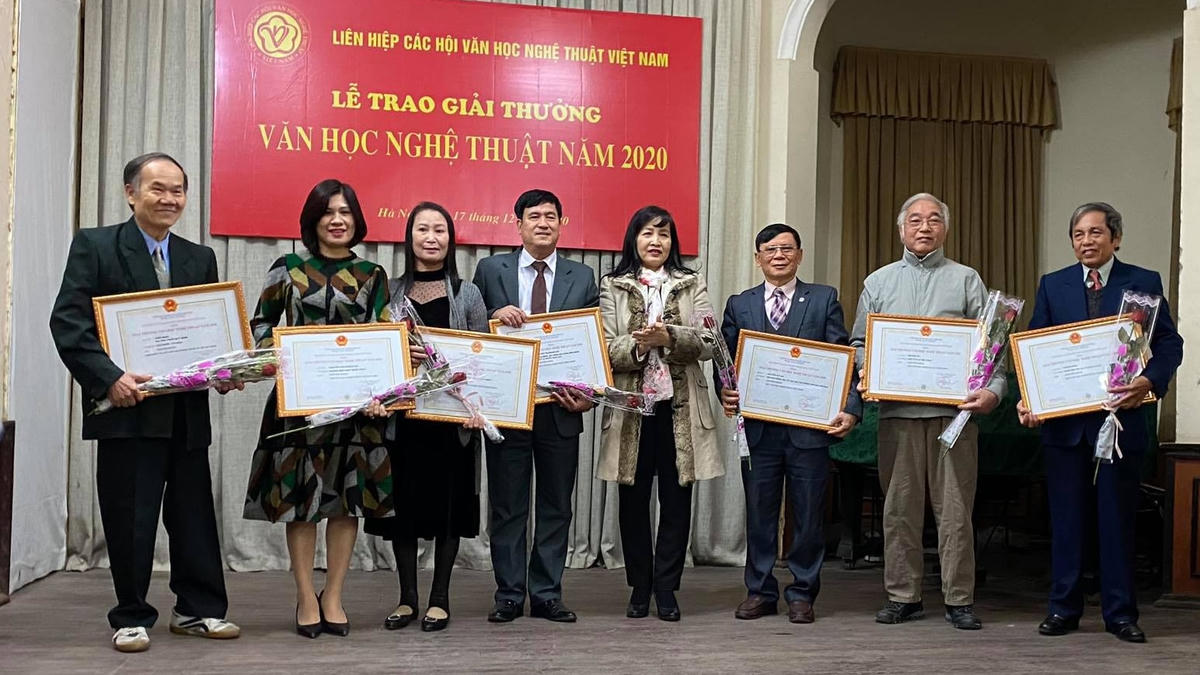 Các tác giả nhận giải.