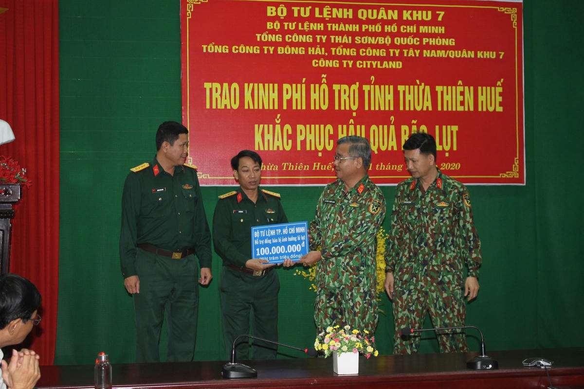 Bộ tư lệnh TP.Hồ Chí Minh hỗ trợ BCHQS Thừa Thiên - Huế.