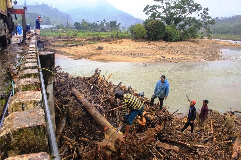 Gỗ tấp về người dân ra cầu Nước Bua trục vớt.