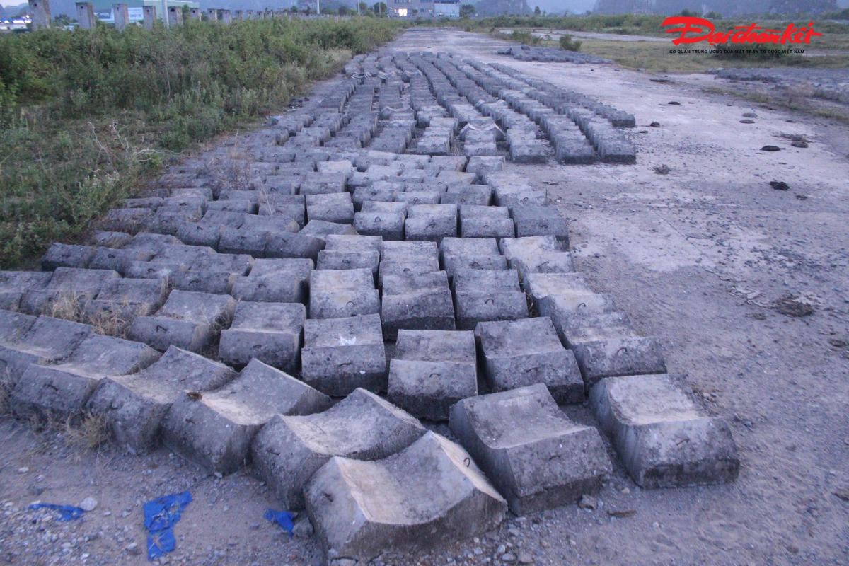 Vật liệu xây dựng được vứt ngổn ngang ngay trong khuôn viên dự án