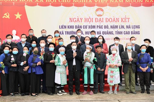Thủ tướng Phạm Minh Chính, Phó Chủ tịch - Tổng Thư ký UBTƯ MTTQ Việt Nam Lê Tiến Châu và các đại biểu chụp ảnh lưu niệm với đồng bào các dân tộc xã Trường Hà.