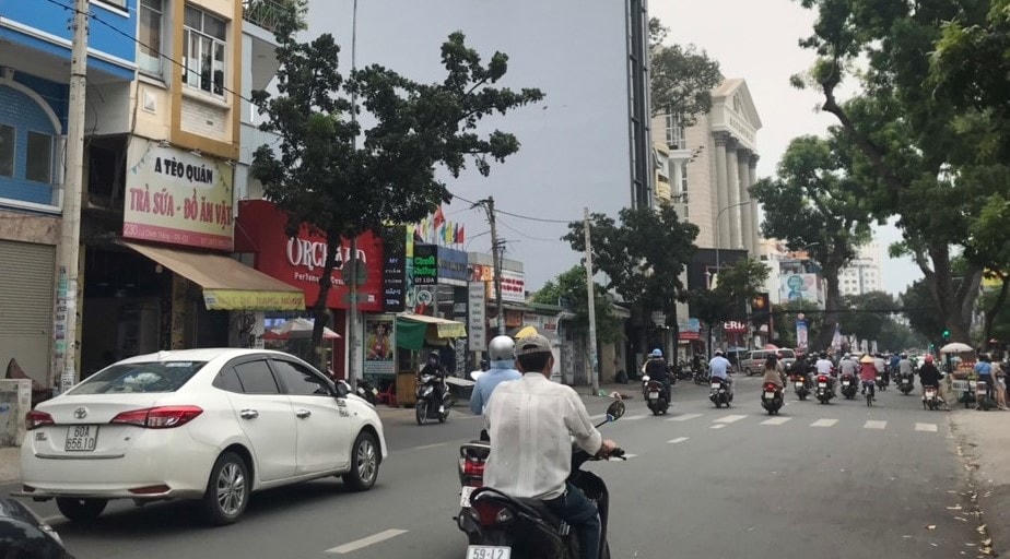 Người di chuyển bằng xe cá nhân ra vào TP HCM phải có kết quả âm tính với Covid-19 định kỳ 7 ngày/lần. (Ảnh: Hồng Phúc).