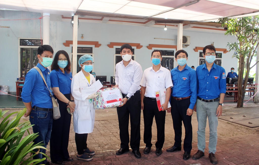 PGS.TS Huỳnh Văn Chương, thăm, tặng quà cho sinh viên tình nguyện và cán bộ chiến sĩ tại các điểm chốt phòng chống dịch Covid-19. Ảnh: T.Đức.