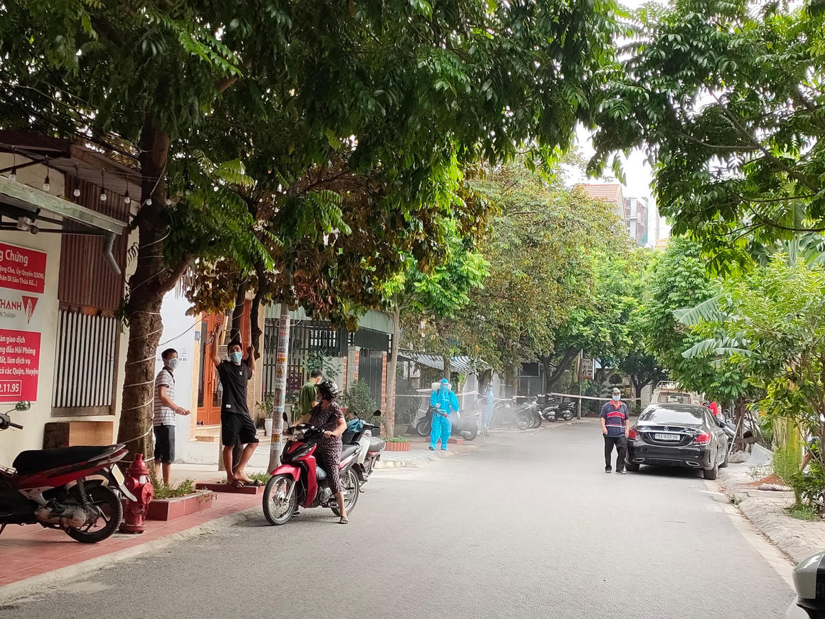 Phun khử khuẩn tại nơi ở của người bệnh.