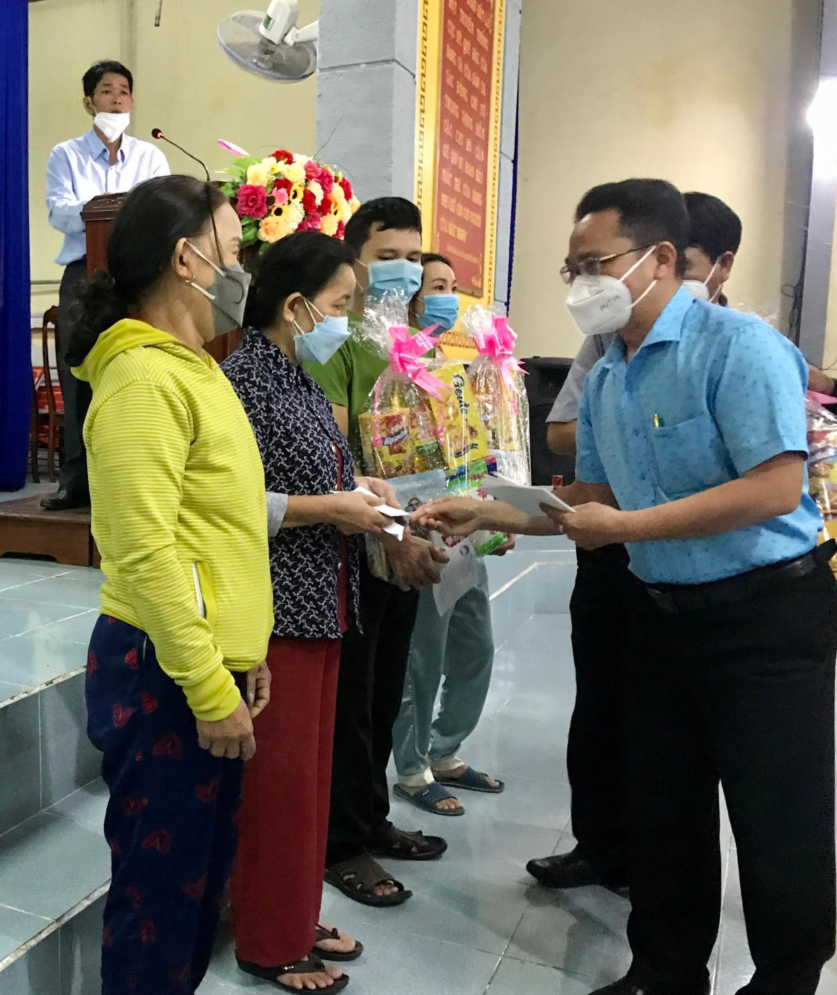 Lãnh đạo Ủy ban MTTQ Việt Nam TP HCM trao quà hỗ trợ đồng bào miền Trung bị ảnh hưởng bởi thiên tai.