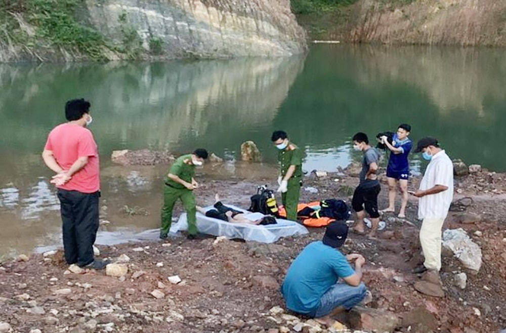 Lực lượng chức năng khám nghiệm hiện trường, khám nghiệm tử thi sau khi tìm được nạn nhân - Ảnh: CTV