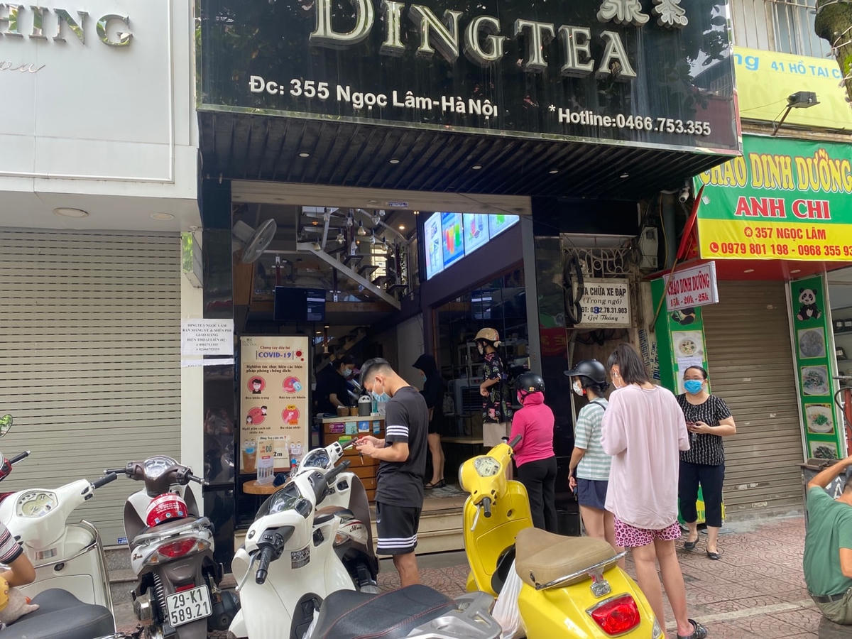 Hàng quán mở cửa trở lại, người dân xếp hàng dài mua hàng