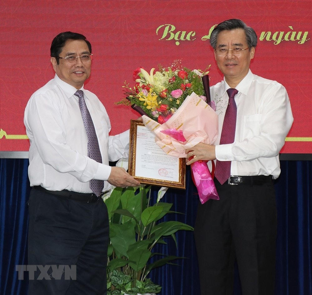 Ông Phạm Minh Chính trao Quyết định của Bộ Chính trị cho ông Nguyễn Quang Dương làm Phó Trưởng Ban Tổ chức Trung ương. Ảnh: TTXVN.