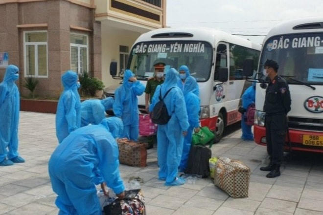 Công nhân ở Bắc Giang chuẩn bị đồ đạc lên xe trở về Lạng Sơn. Ảnh: Bá Đoàn.