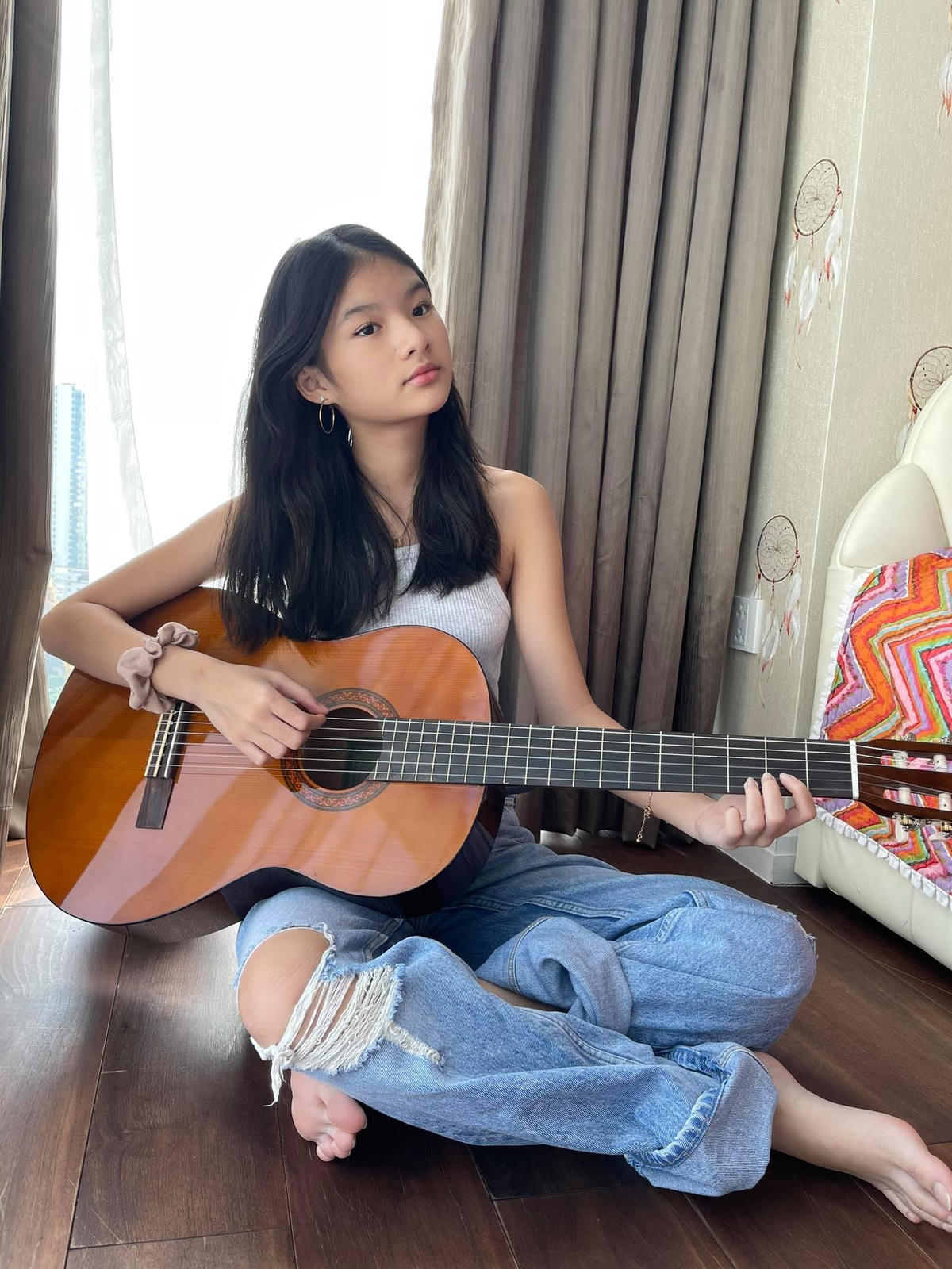 Trương Ngọc Ánh chia sẻ sở thích học Guitar của con gái Bảo Tiên: “Em tập luyện và nói là con muốn biết đánh Guitar vì có thể mang đàn theo và chơi ở mọi nơi con đến”.