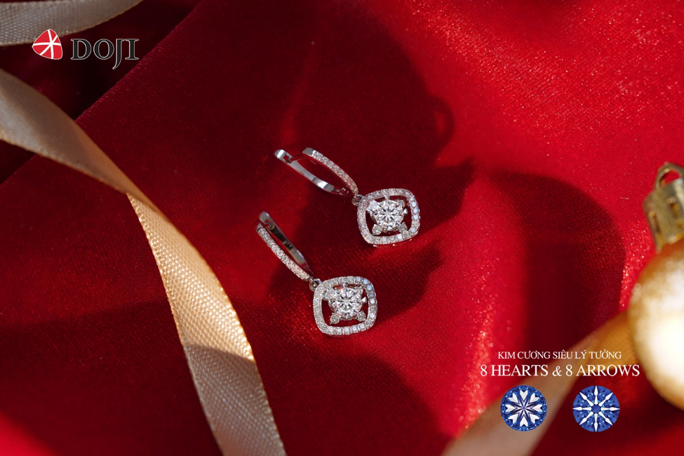 Điểm thu hút của trang sức kim cương 8 Hearts & 8 Arrows còn nằm ở những thiết kế tinh xảo, hiện đại.