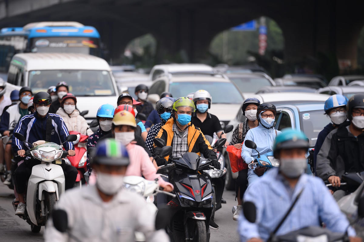 Nguyên nhân là do người dân về quê nghỉ lễ đông, khiến lượng phương tiện tăng đột biến, tốc độ thông thoát phương tiện trên trục đường giảm đáng kể.