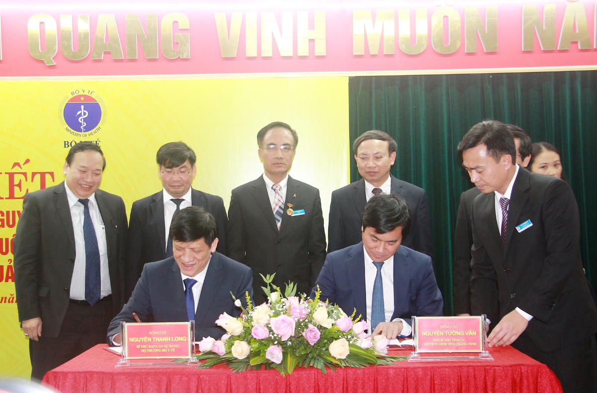 Quang cảnh lễ ký kết bàn giao Bệnh viện Việt Nam - Thụy Điển Uông Bí từ Bộ Y tế về UBND tỉnh Quảng Ninh quản lý.