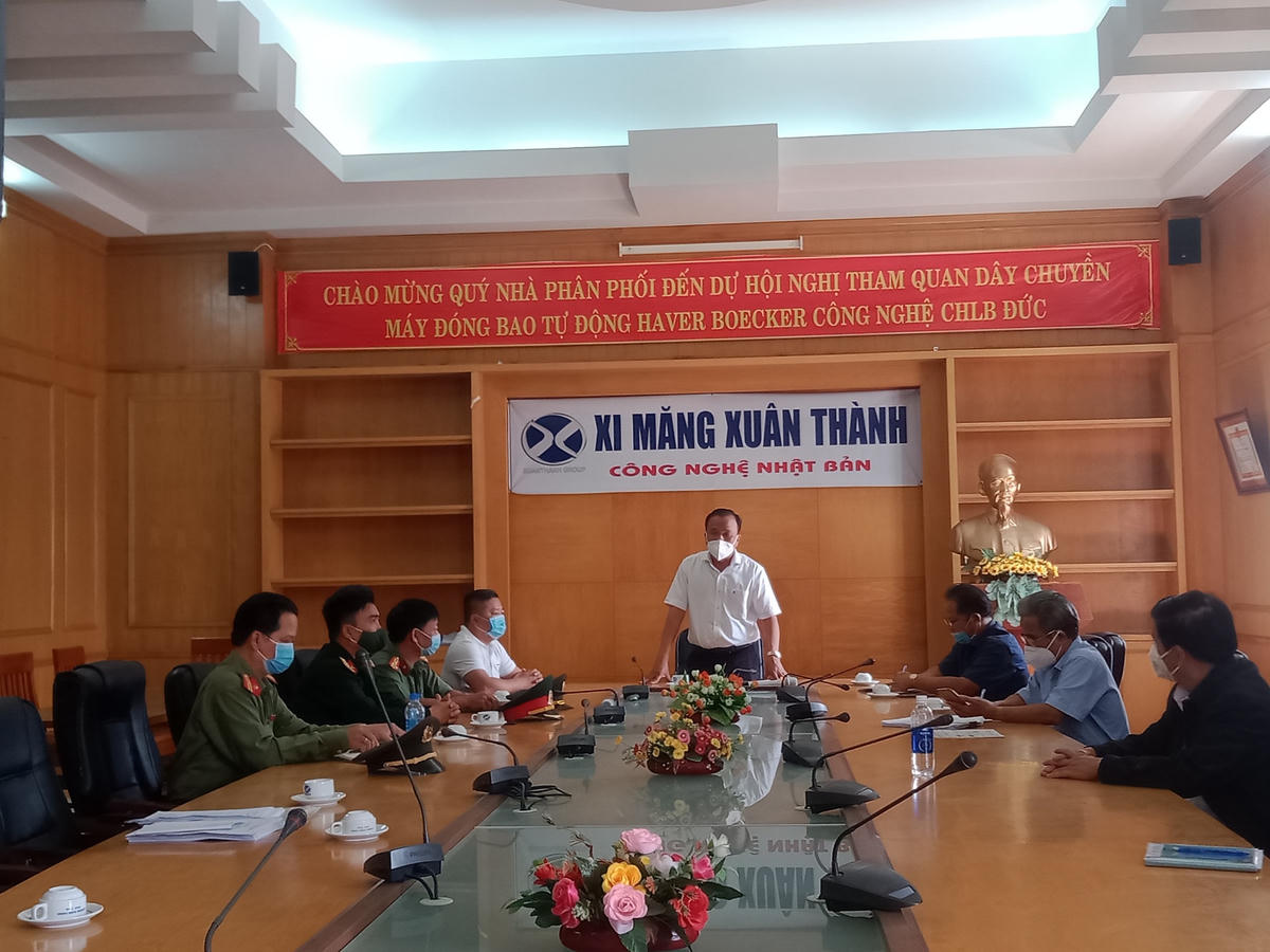 Đoàn công tác của Sở Y tế tỉnh Quảng Nam là việc với Nhà máy xi măng Xuân Thành.